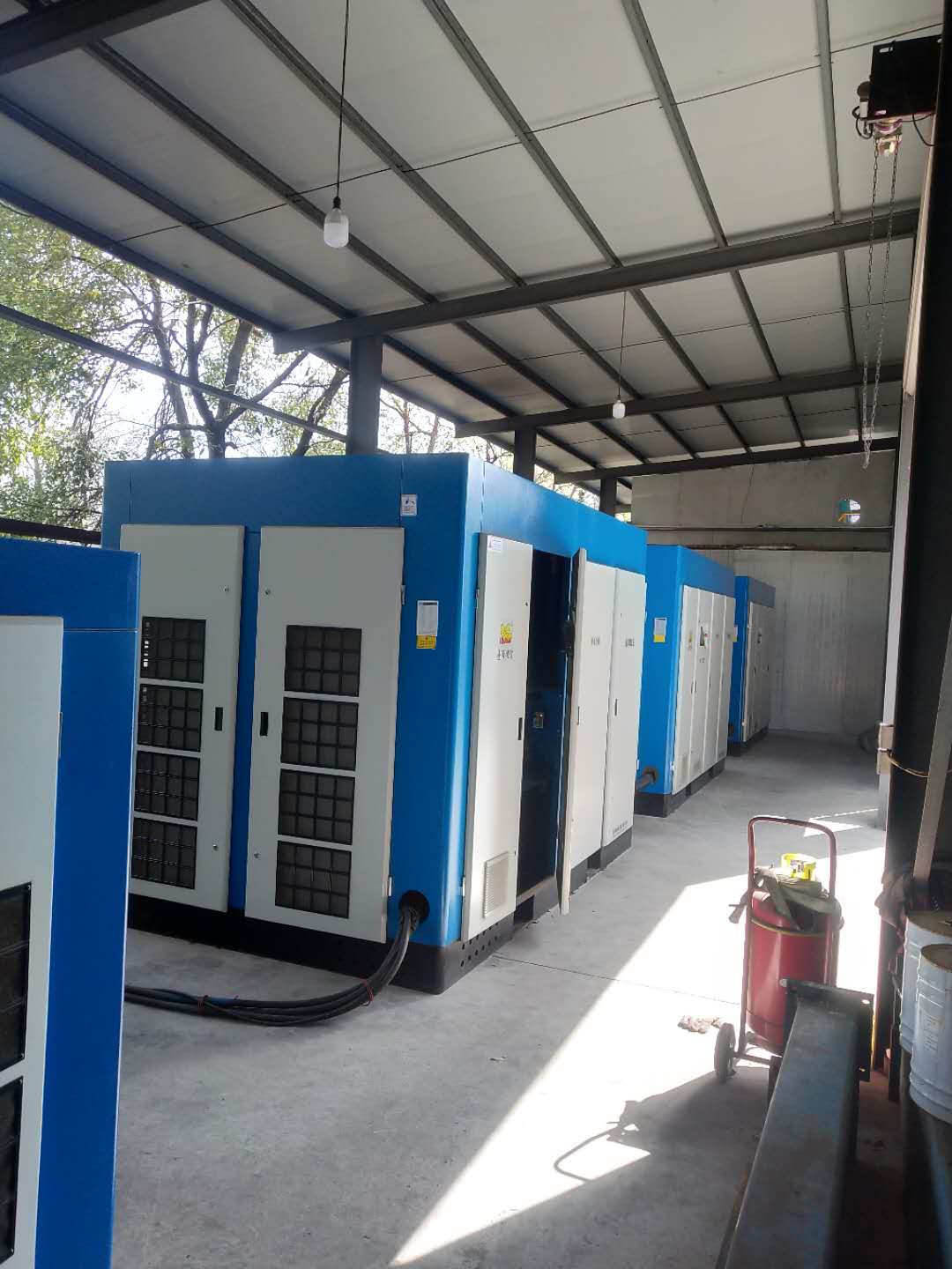 權(quán)偉激光切割螺桿空壓機(jī)